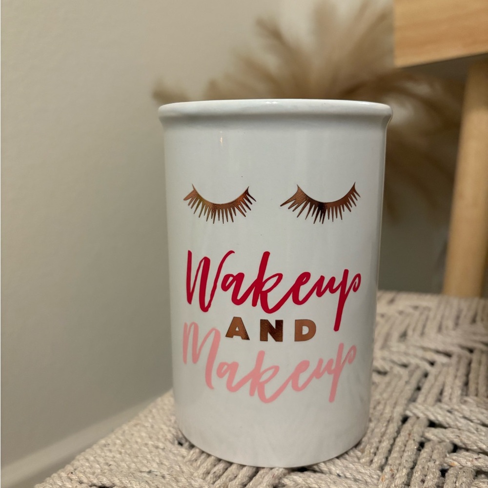 Adrienne Vittadini Brush Holder